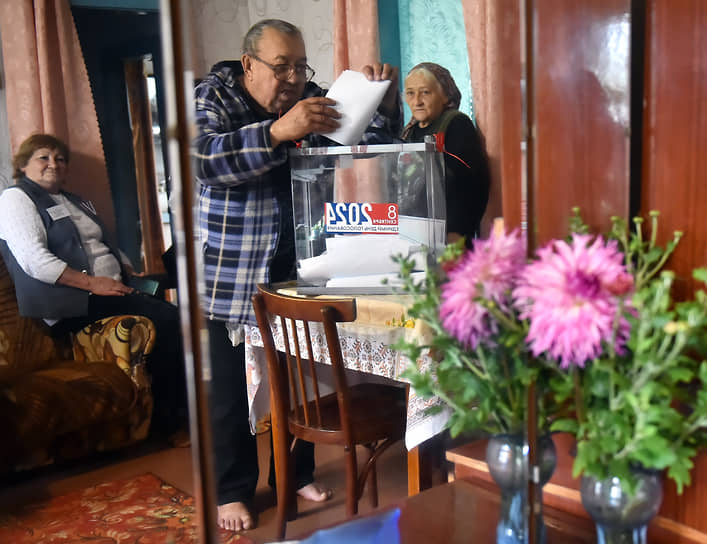 Единый день голосования 2024. Выборы главы Республики Алтай и депутатов в Государственное собрание — Эл Курултай Республики Алтай. Жители села Чоя во время голосования на дому