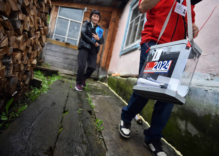 Член участковой избирательной комиссии (УИК) Горно-Алтайска во время обхода избирателей, пожелавших голосовать на дому в Горно-Алтайске
