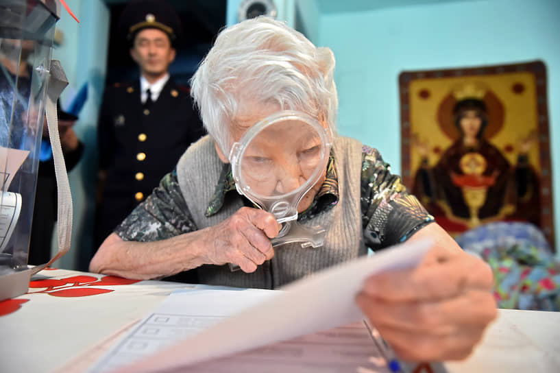 Избиратели Горно-Алтайска во время голосования на дому