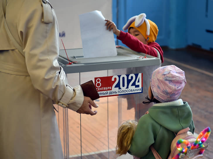 Выборы главы Республики Алтай и депутатов Госсобрания – Эл Курултай. Избиратели Горно-Алтайска во время голосования на избирательном участке