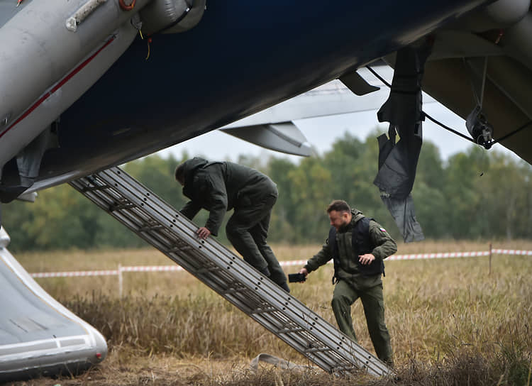 Во время захода на посадку в аэропорту Омска давления в гидросистеме хватило, чтобы выпустить шасси и закрыть створки. Полёт до Новосибирска проходил с выпущенными шасси