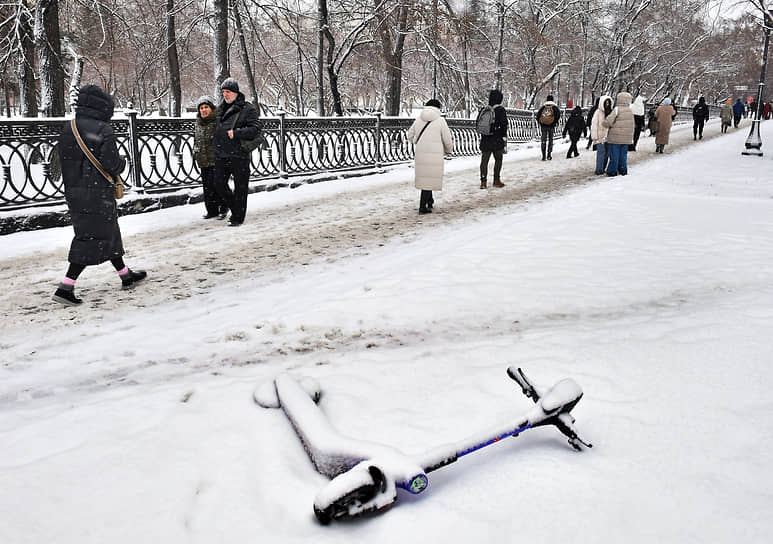 Прохожие во время снегопада в Новосибирске