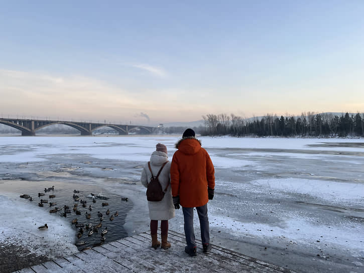 Горожане на берегу Енисея в Красноярске