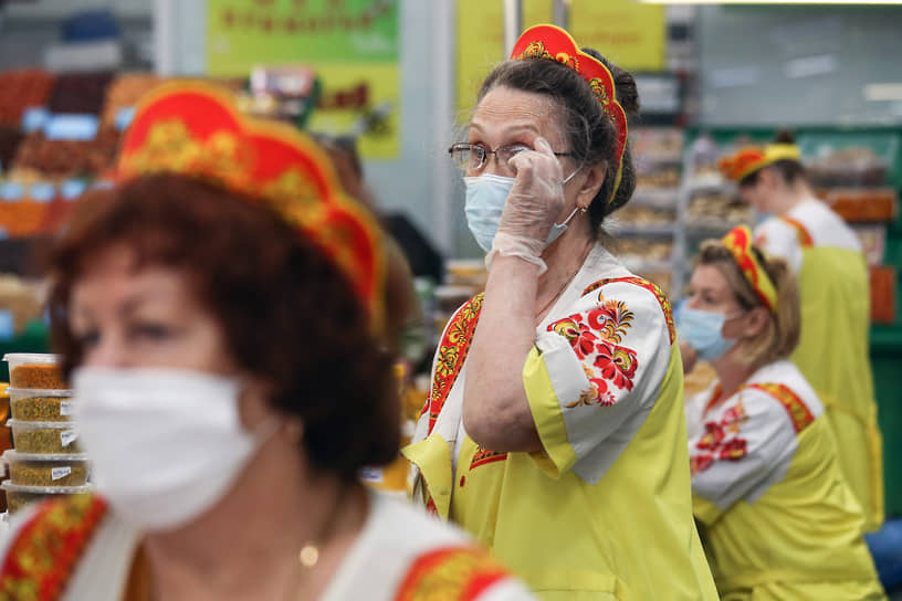Продавщицы в медицинских масках за прилавками в Центральном рынке в Новосибирске