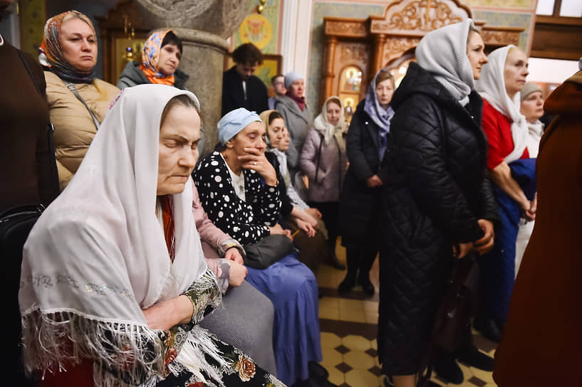 Праздничное пасхальное богослужение в храме Святого Иоанна Предтечи в Красноярске. Верующие во время обряда