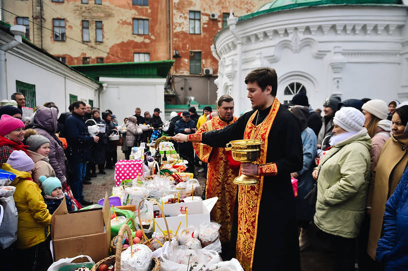 Освящение пасхальных куличей и яиц накануне празднования православной Пасхи у Покровского собора в Красноярске
