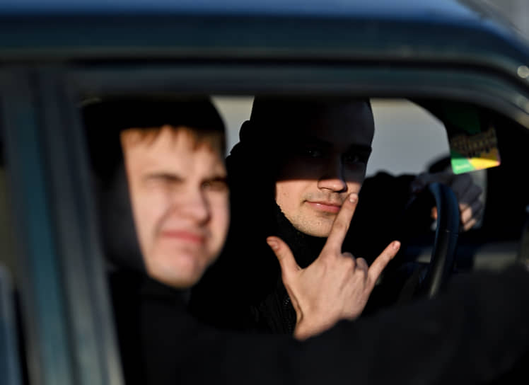 Молодые люди в салоне автомобиля на улице Омска