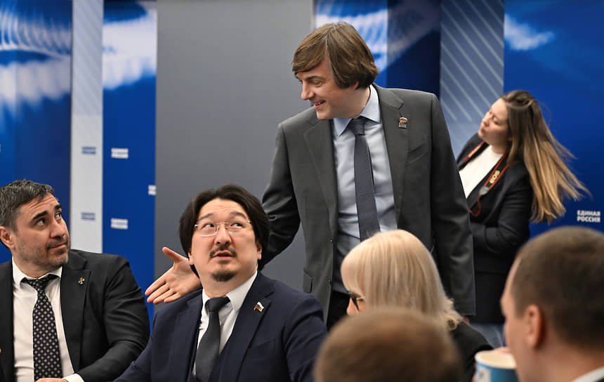 Заседание программной комиссии в Центральном исполкоме партии «Единая Россия». Слева направо: вице-премьер Республики Алтай Дмитрий Хубезов, первый зампредседателя комитета Государственной думы РФ по охране здоровья Бадма Башанкаев и министр просвещения РФ Сергей Кравцов