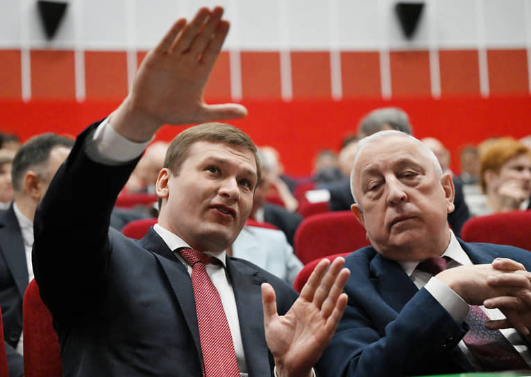 Глава Республики Хакасия Валентин Коновалов (слева) и председатель комитета Государственной думы России по развитию Дальнего Востока и Арктики Николай Харитонов на XII пленуме КПРФ в оздоровительном комплексе «Снегири» Управления делами президента России
