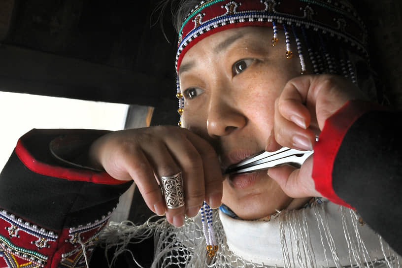 Женщина в национальной одежде играет на баргане в традиционном жилище оседлых долган — балтысахе. Этнографический комплекс «Таймырская ойкумена» в Дудинке, Красноярский край