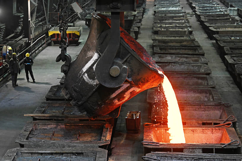 Работа цеха разлива металла Надеждинского металлургического завода имени Б. И. Колесникова в Норильске, Красноярский край