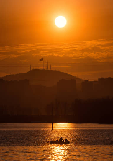 Рыбаки на Абаканской протоке реки Енисей в Красноярске