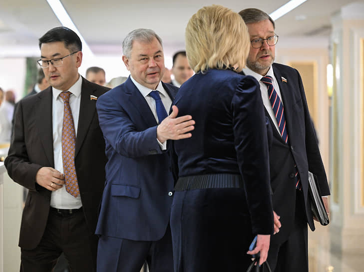 Перед начало заседания в Совете федерации России. Слева направо: представитель госсобрания — эл курултай Республики Алтай в СФ Артур Кохоев, представитель правительства Калужской области в СФ Анатолий Артамонов, представитель правительства Республики Башкортостан в СФ Лилия Гумерова и зампредседателя СФ Константин Косачев