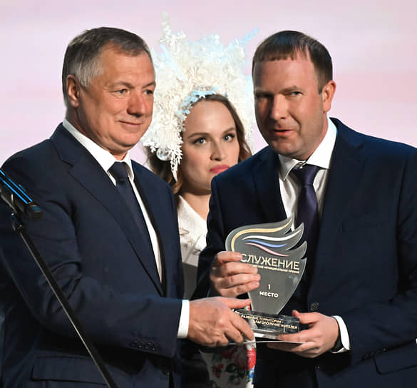 Вице-премьер России Марат Хуснуллин (слева) и мэр Кемерова Дмитрий Анисимов во время церемонии вручения Всероссийской муниципальной премии «Служение» в национальном центре «Россия» в Москве