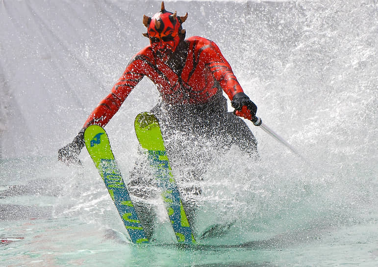 Участник 15-го ежегодного фестиваля «Горнолужник» у подножия горнолыжного склона парка «Бобровый лог» в Красноярске