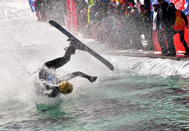 Участники 15-го ежегодного фестиваля «Горнолужник» у подножия горнолыжного склона в парке «Бобровый лог»