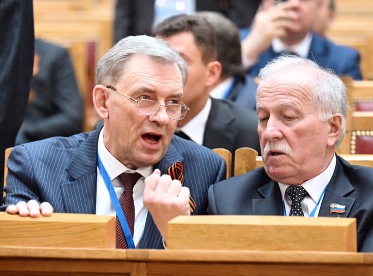 Рабочая поездка президента России Владимира Путина в Председатель заксобрания Омской области Александр Артемов (слева) и председатель думы Ставропольского края Николай Великдань перед началом встречи президента России Владимира Путина с членами Совета законодателей при Федеральном собрании России в Таврическом дворце в Санкт-Петербурге