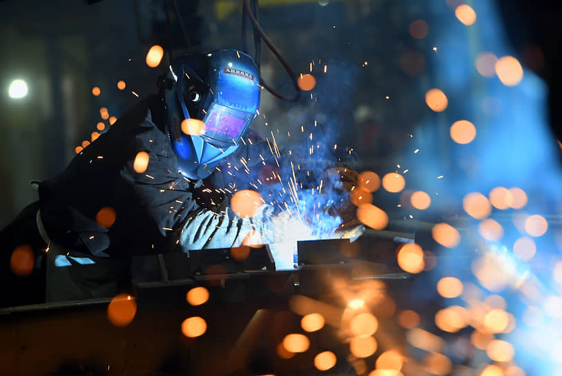Сотрудник завода по производству стальных металлоконструкций холдинга «Альянс» во время сварочных работ