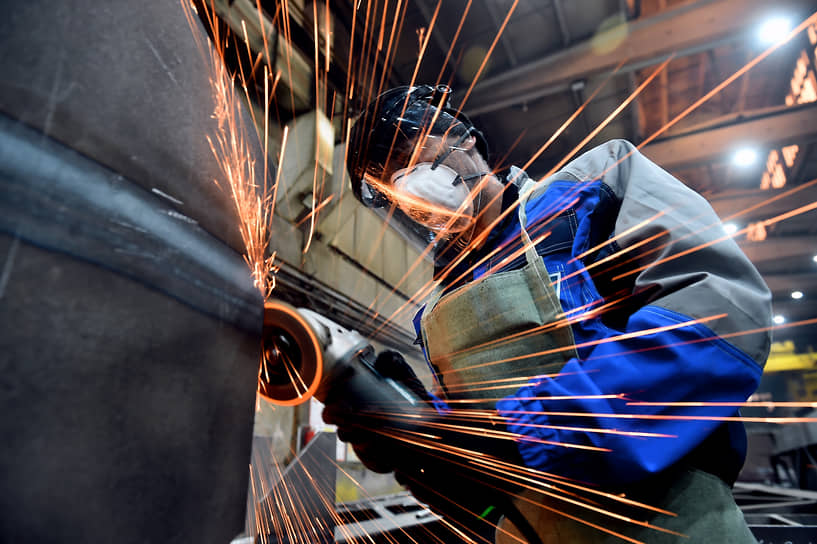 Сотрудник завода по производству стальных металлоконструкций холдинга «Альянс» во время шлифовки сварочных швов