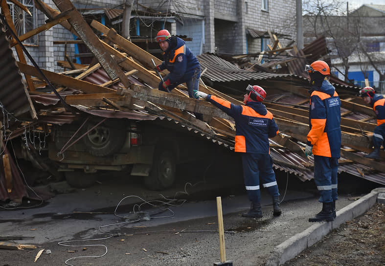 Спасатели во время ликвидации последствий урагана в Красноярске