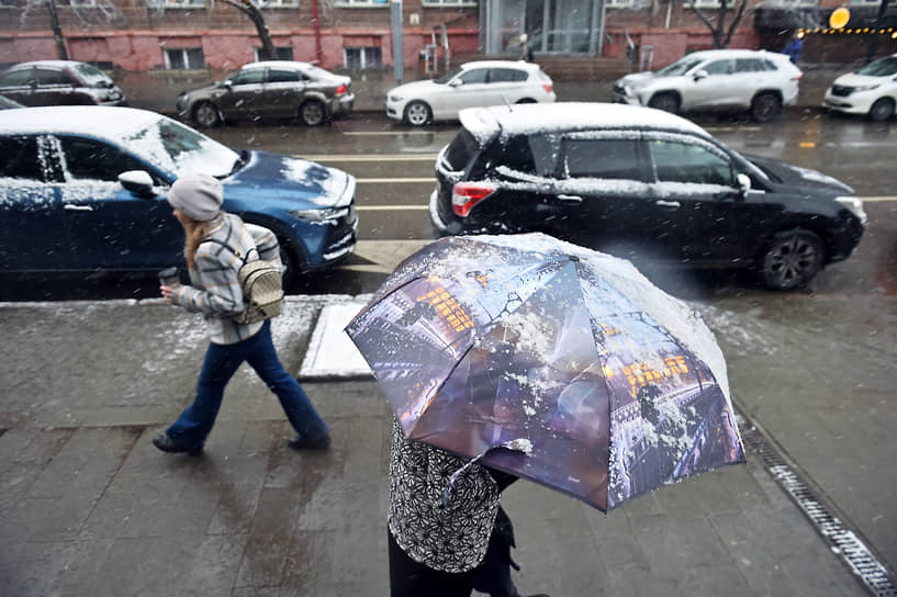 Снегопад в городе. Прохожие на улице Красноярска