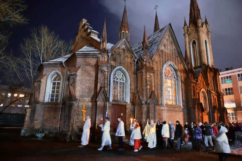 Прихожане и священнослужители прихода Римско-католической церкви на пасхальной службе в Храме Преображения Господня в Красноярске