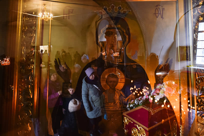 Верующие во время пасхальной службы в церкви Благовещения Пресвятой Богородицы в Красноярске