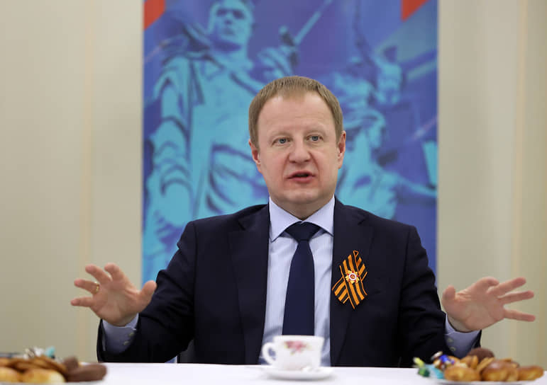 Губернатор Алтайского края Виктор Томенко во время встречи с волонтерами Краснощековского района