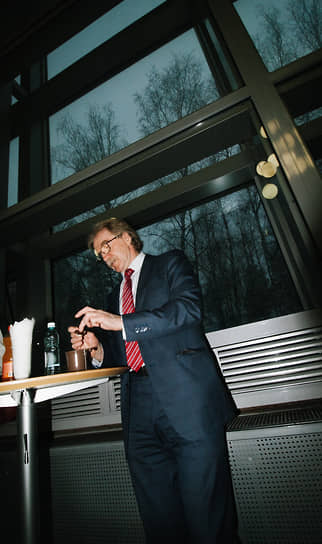 Мэр рабочего поселка Кольцово Николай Красников на юмористическом концерте «Капустник "Конторы братьев Дивановых"» в новосибирском Академгородке