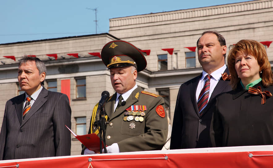 Мэр Иркутска Владимир Якубовский, начальник Иркутского гарнизона генерал-майор Василий Сундарев, губернатор Иркутской области Игорь Есиповский и председатель заксобрания Иркутской области Людмила Берлина во время празднования Дня Победы, 2009 год
