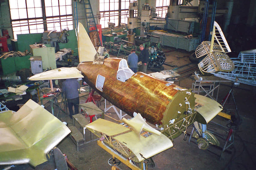 Реставрация истребителя И-16 в Сибирском научном институте авиации ко дню Победы в Новосибирске, 1996 год