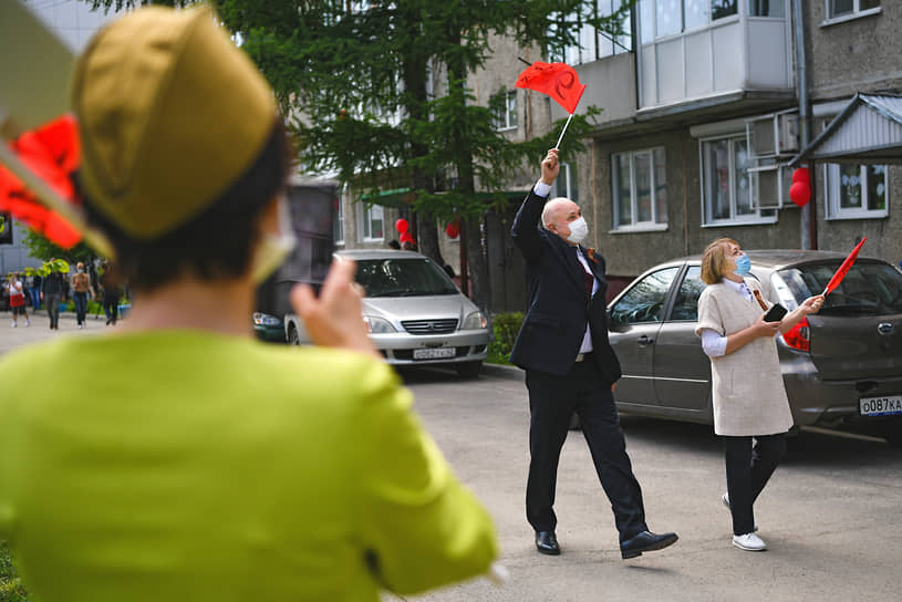 Губернатор Кузбасса Сергей Цивилев (в центре) на улице Кемерова во время поздравления 75-й годовщины Победы в Великой Отечественной войне, 2020 год