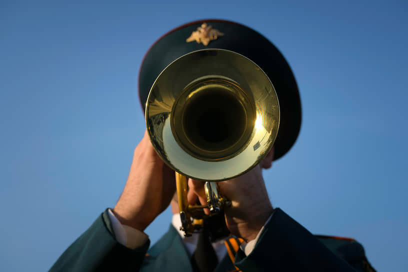 Музыкант военного оркестра на генеральной репетиции парада, посвященного 76-й годовщине Победы в Великой Отечественной войне, в Кемерове, 2021 год