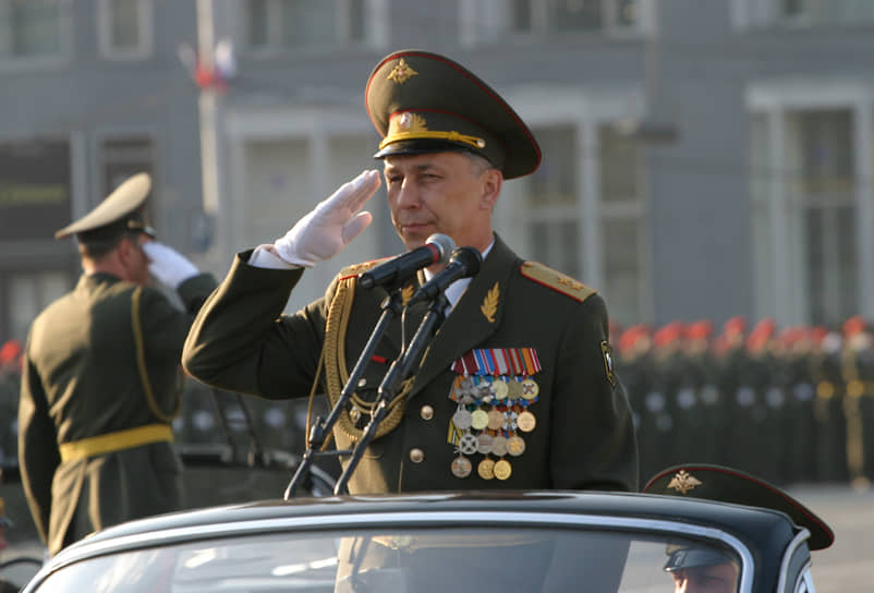 Командующий 41-й армией Сибирского военного округа, генерал-лейтенант Аркадий Бахин на генеральной репетиции военного парада, 2005 год