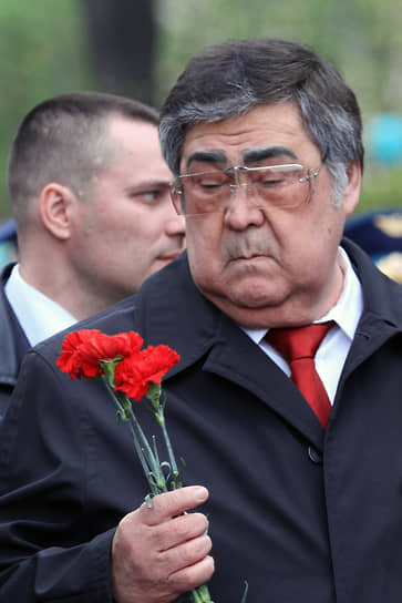 Экс-губернатор Кемеровской области Аман Тулеев перед возложением цветов к мемориалу погибшим воинам-кузбассовцам в День Победы, 2014 год