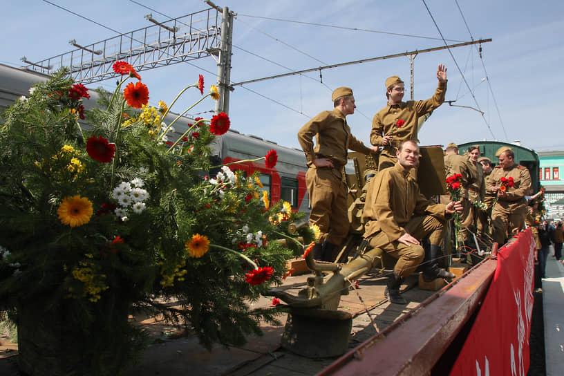 Участники церемонии встречи ретро-поезда «Эшелон Победы!» на железнодорожном вокзале Новосибирск-Главный, 7 мая 2015 года