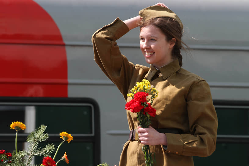 Участница церемонии встречи ретро-поезда «Эшелон Победы!» на железнодорожном вокзале Новосибирск-Главный, 2015 год