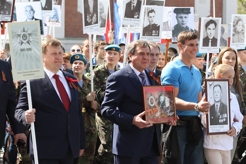 Губернатор Новосибирской области Владимир Городецкий (в центре) и мэр Новосибирска Анатолий Локоть (слева) во время празднования 70-летия Победы в Великой Отечественной войне в Новосибирске, 2015 год