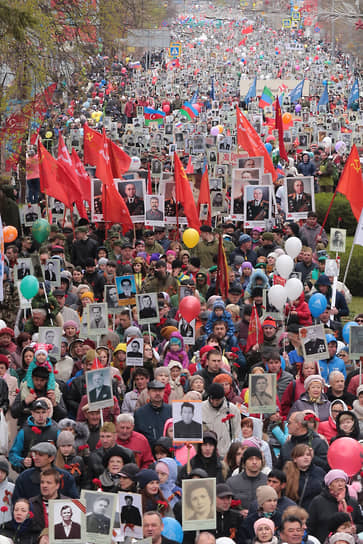 Участники акции «Бессмертный полк» во время празднования 71-й годовщины Победы в Великой Отечественной войне в Томске, 2016 год