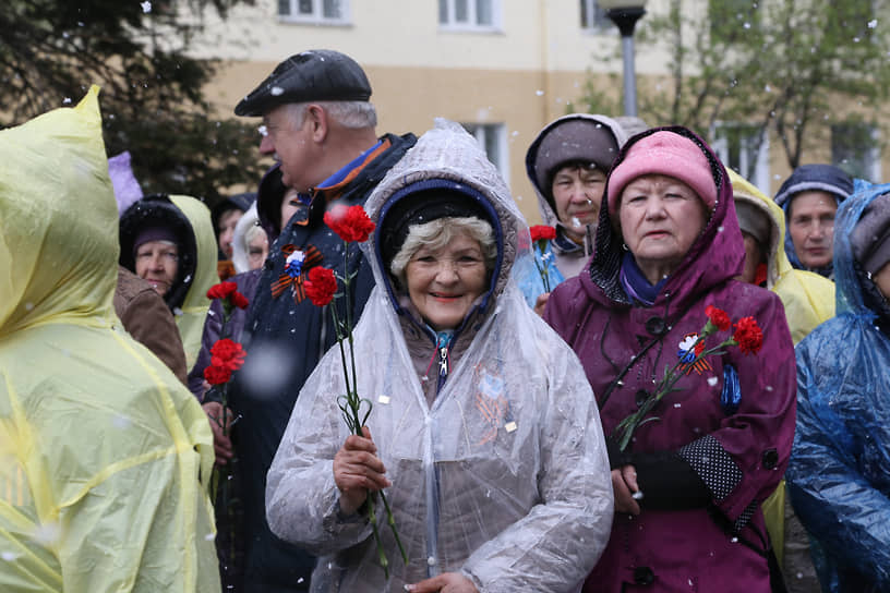 Участники акции «Бессмертный полк» в Кемерове во время празднования 72-й годовщины Победы в Великой Отечественной войне, 2017 год