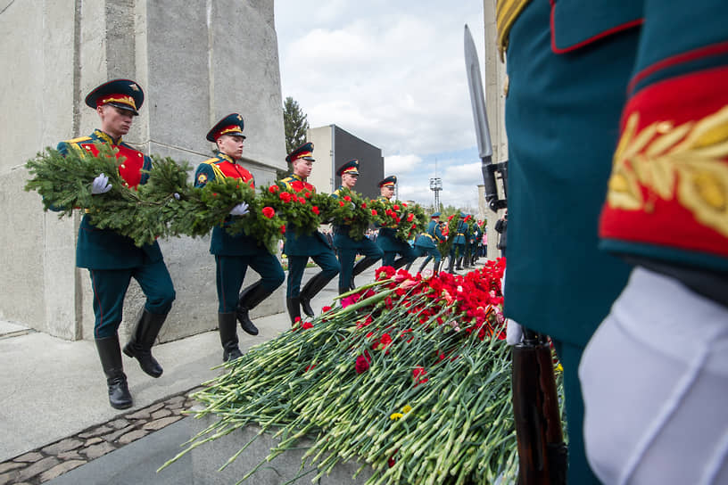 Мероприятия, посвященные 73-й годовщине Победы в Великой Отечественной войне, в Новосибирске. Торжественный митинг и возложение цветов на Монументе Славы, 2018 год
