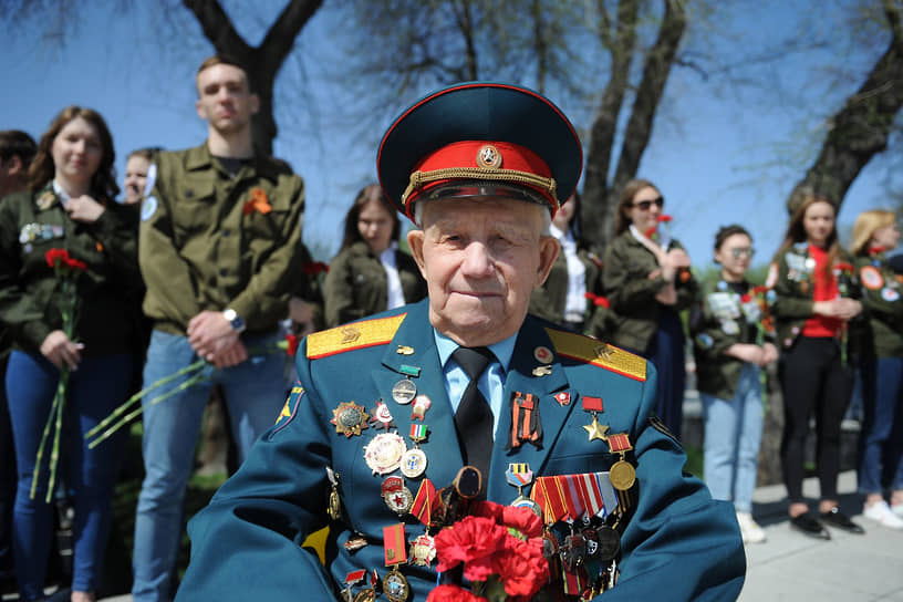 Александр Анцупов (родился 7 июля 1924) — Герой Советского Союза (1943), командир стрелкового отделения мотострелкового батальона 69-й механизированной бригады 9-го механизированного корпуса 3-й гвардейской танковой армии Воронежского фронта на Монументе Славы в Новосибирске во время празднования 74-й годовщины Победы, 2019 год