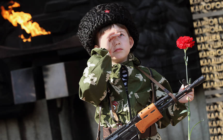 Мальчик в военной форме у Монумента Славы на площади Победы в Барнауле во время празднования 74-й годовщины Победы в Великой Отечественной войне, 2019 год