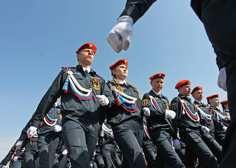 Празднование 74-й годовщины Победы в Великой Отечественной войне. Военнослужащие Барнаульского гарнизона во время парада на Площади Советов в Барнауле, 2019 год