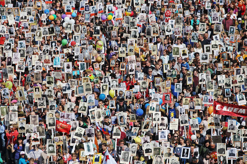 В 2010-е годы широкое распространение в России получила акция в память о героях-участниках Великой Отечественной войны — «Бессмертный полк». На фото: участники мероприятия во время празднования 74-й годовщины Победы в Барнауле, 2019 год