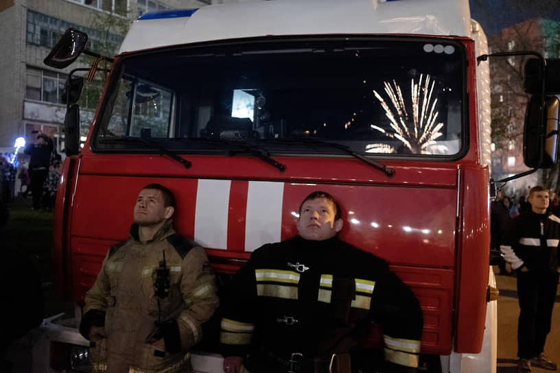 Празднование 77-й годовщины Победы в Великой Отечественной войне. Сотрудники пожарной охраны смотрят на салют в Прокопьевске, 2022 год