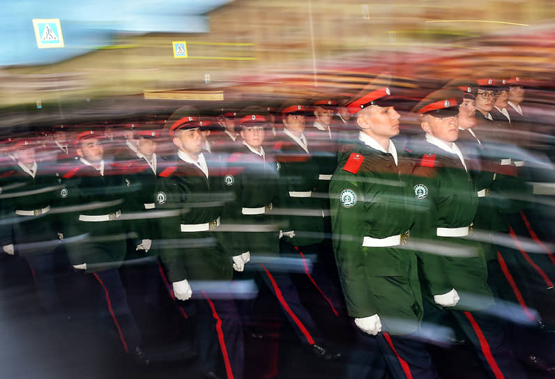 Репетиция военного парада, посвященного 80-й годовщине Победы в Великой Отечественной войне, на проспекте имени Газеты «Красноярский рабочий» в Красноярске, 6 мая 2025 года