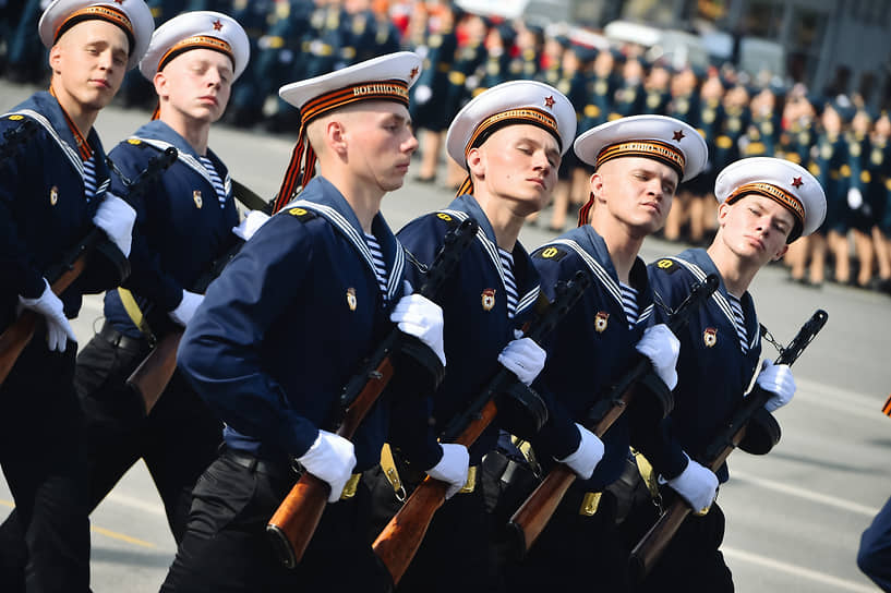 Военный парад, посвященный 80-й годовщине Победы в Великой Отечественной войне, на площади Ленина в Новосибирске