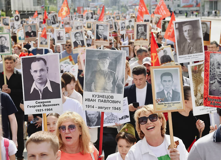 Празднование 80-летия Победы в Великой Отечественной войне. Участники акции «Бессмертный полк» на Красном проспекте в Новосибирске