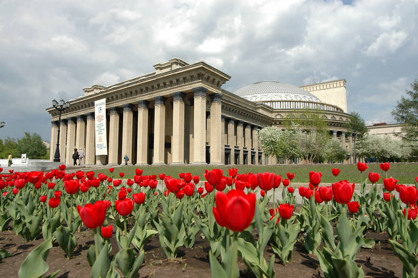Здание Новосибирского театра оперы и балета, май 2005 год